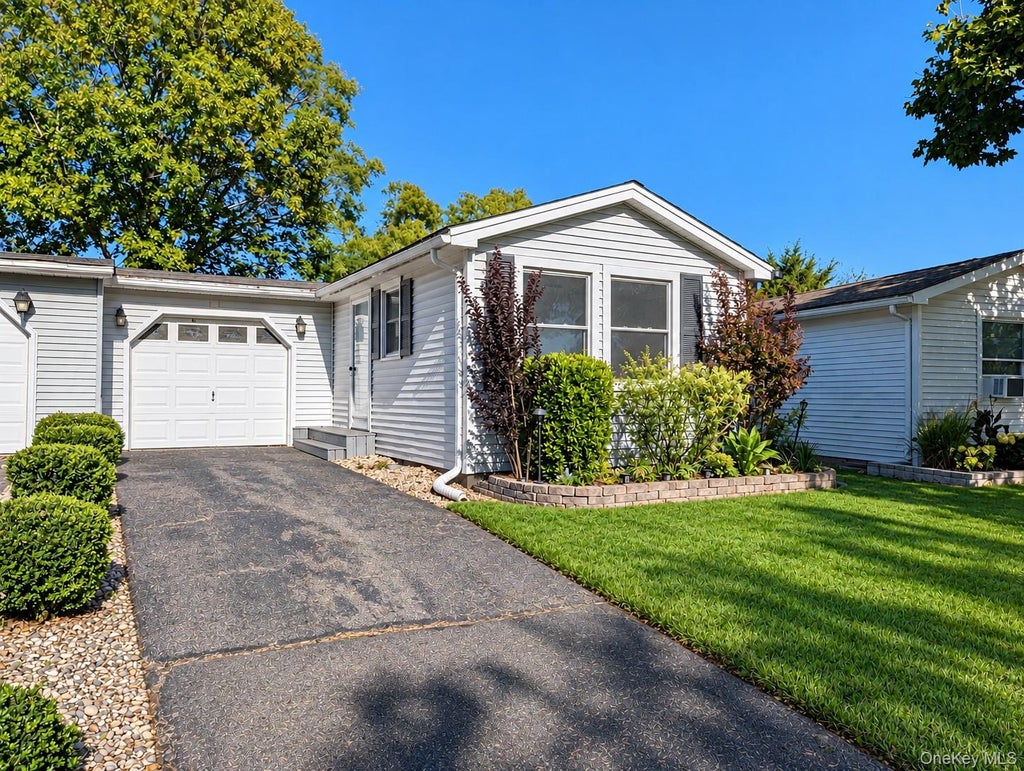 Photo of 40 Greenwood Boulevard, Manorville, NY 11949 (MLS # 1066031)
