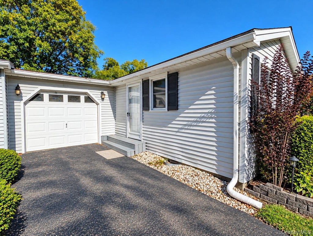 Photo of 40 Greenwood Boulevard, Manorville, NY 11949 (MLS # 1066031)