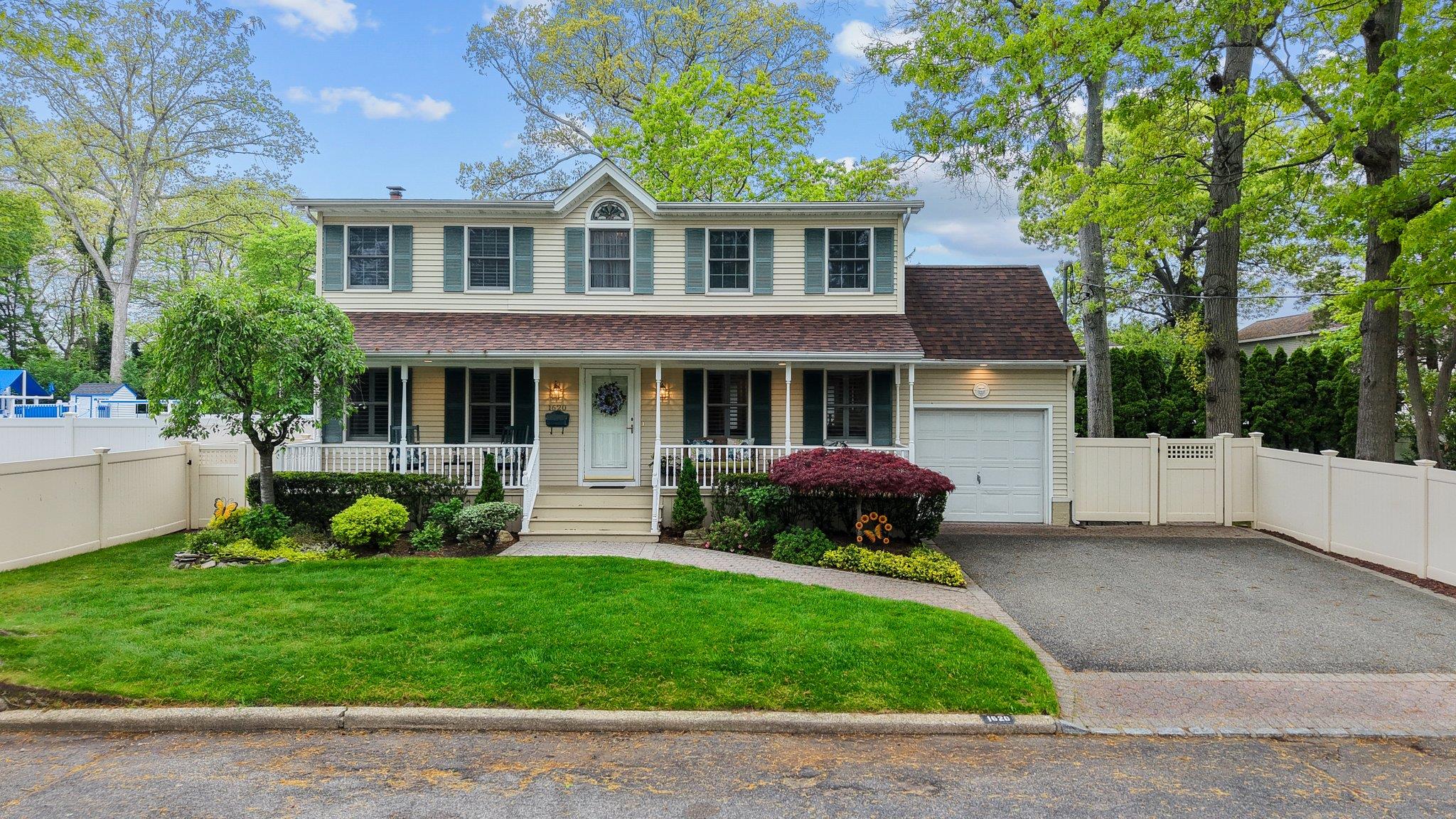 1620 East Drive, Merrick, New York image 2