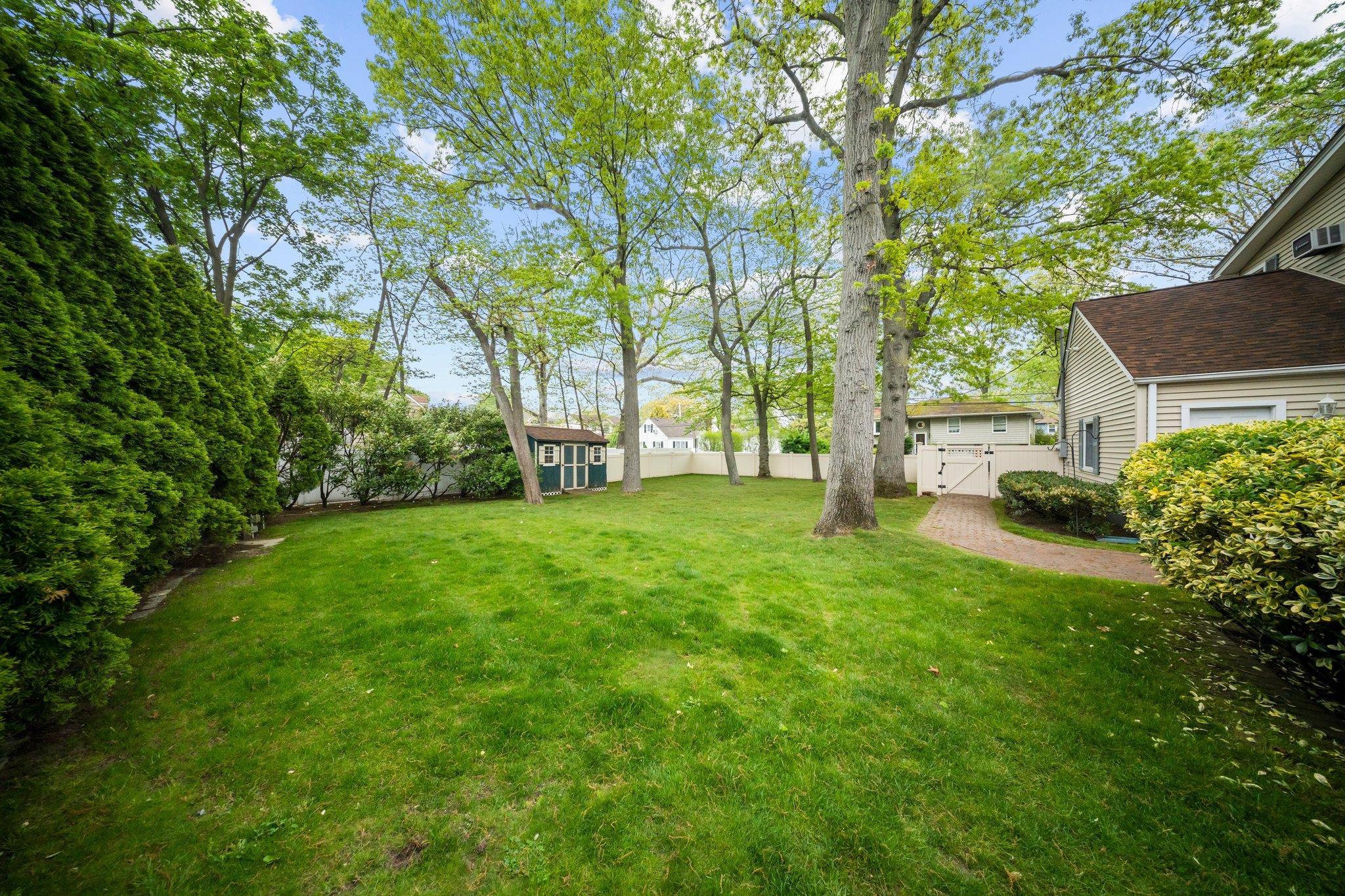 1620 East Drive, Merrick, New York image 32