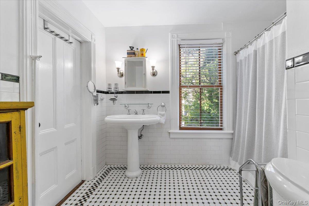 Sea Cliff, New York 11579, United States, 3 Bedrooms Bedrooms, ,2 BathroomsBathrooms,Residential,Active,224400