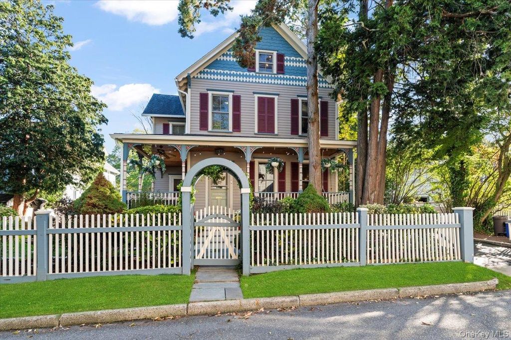 Photo of 9 Maple Avenue, Sea Cliff, NY 11579 (MLS # 919353)