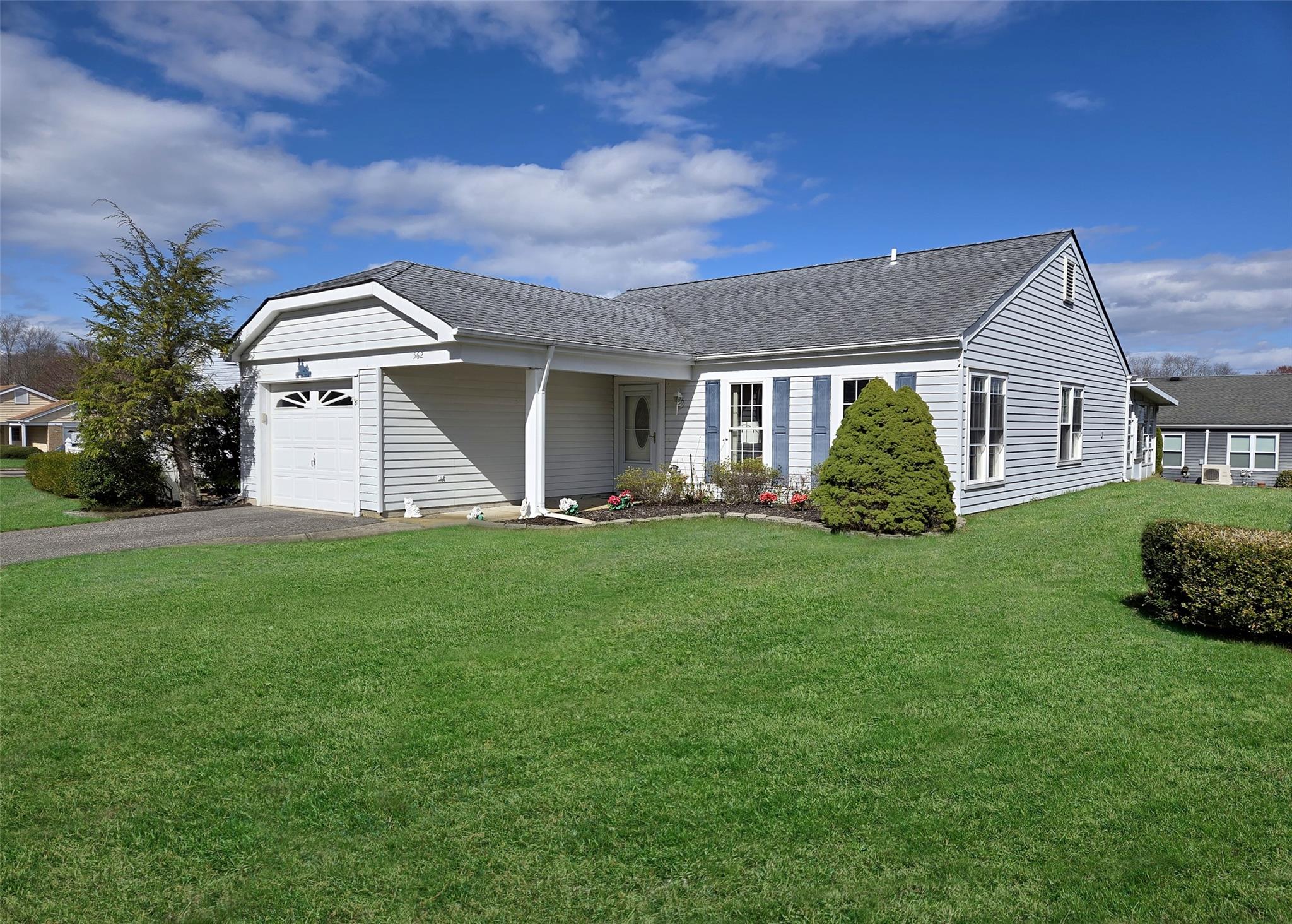 562 Stratford Lane, Ridge, New York image 1