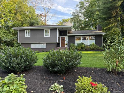 Photo of 33 Scudders Lane, Glen Head, NY 11545 (MLS # 920469)