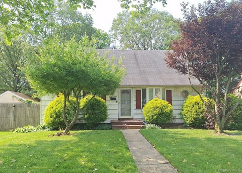 11 Parkwood Road, Westbury, NY 11590 - MLS#: 874578