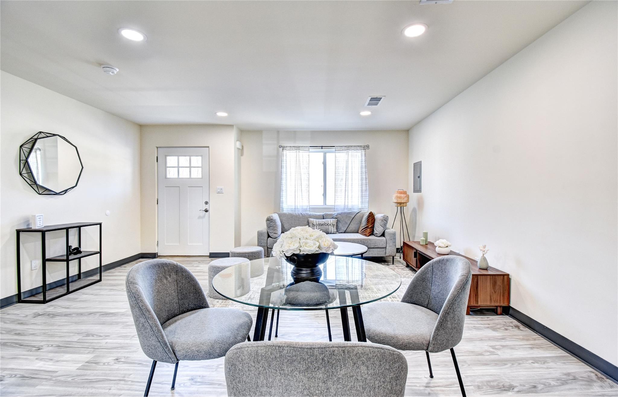 Moka Place, Saugerties, New York - 2 Bedrooms  
2 Bathrooms  
5 Rooms - 