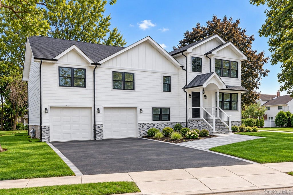 Photo of 2 CIRCLE Drive, Syosset, NY 11791 (MLS # 1053329)