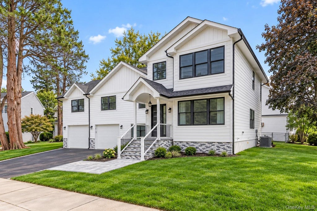 Photo of 2 CIRCLE Drive, Syosset, NY 11791 (MLS # 1053329)