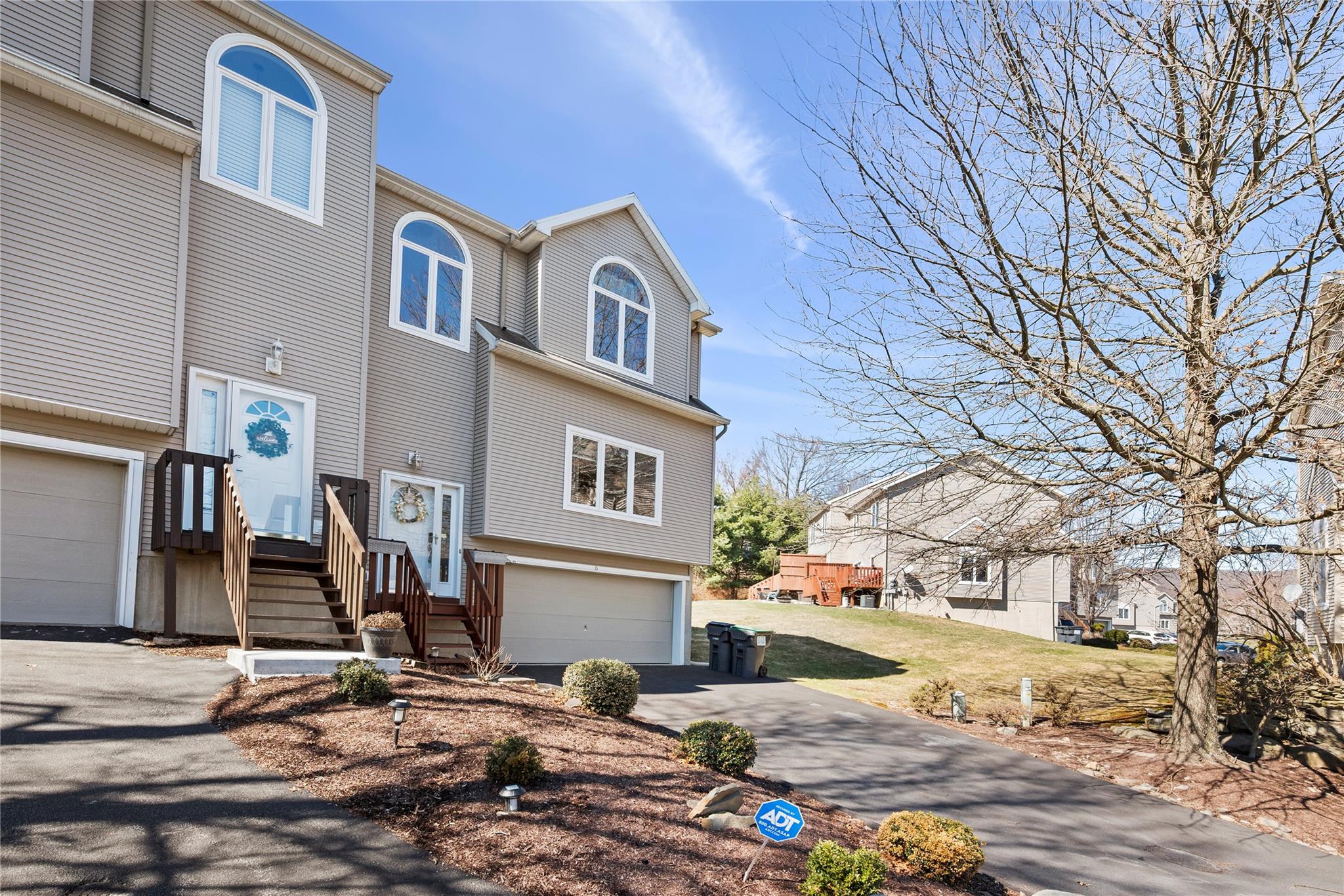 6 E Horizon Court, Woodbury, New York image 2