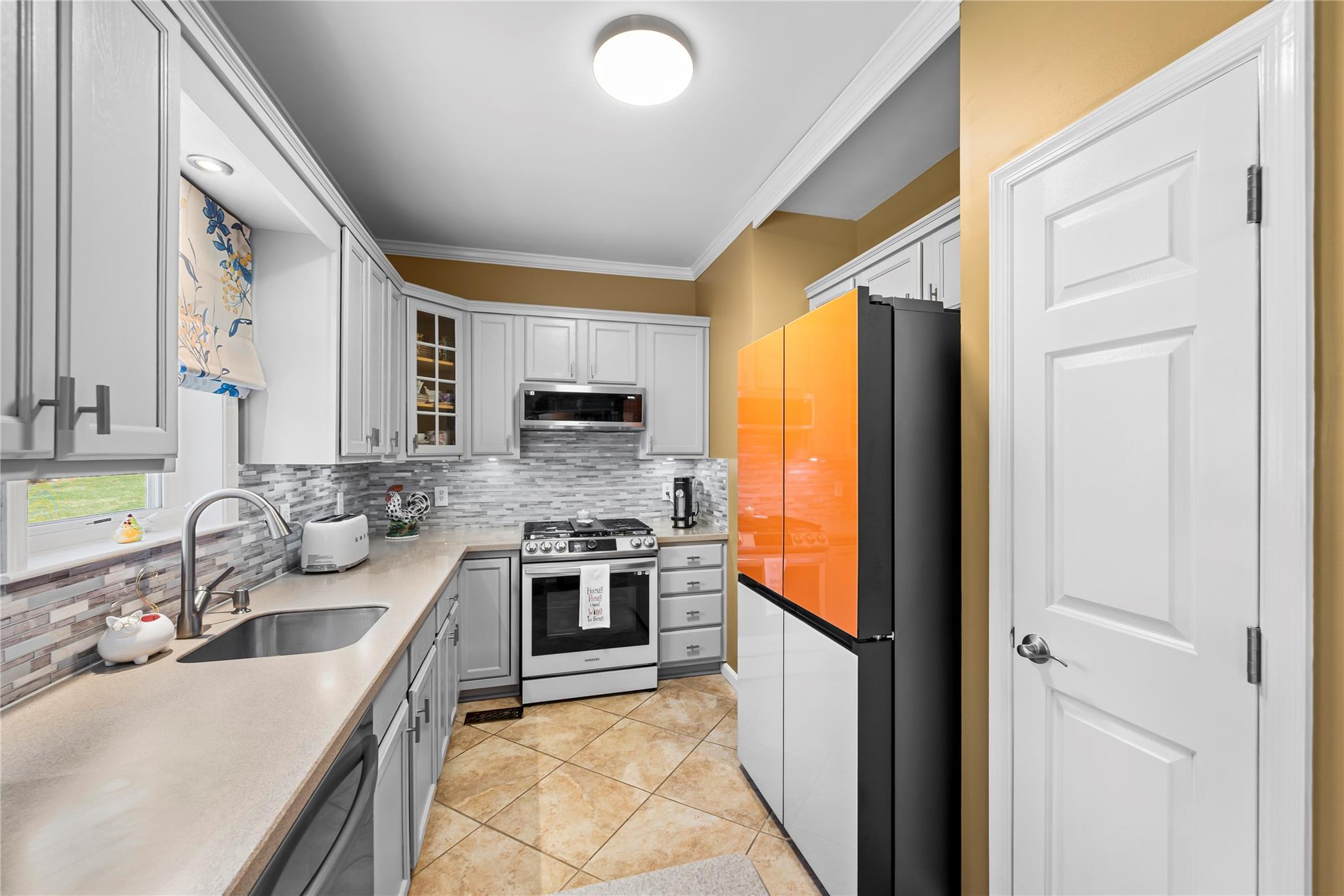 6 E Horizon Court, Woodbury, New York image 9