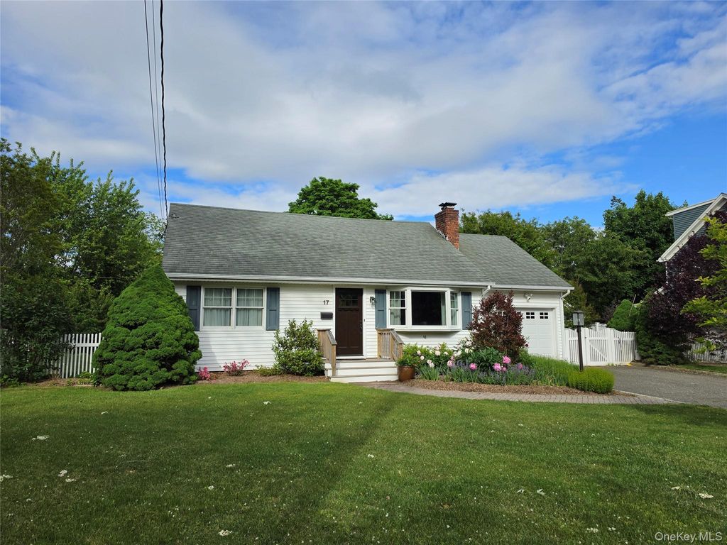 Photo of 17 Barteau Avenue, Blue Point, NY 11715 (MLS # 1006775)