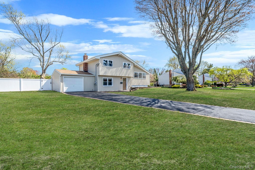 Photo of 25 Greentree Drive, Oakdale, NY 11769 (MLS # 1016458)