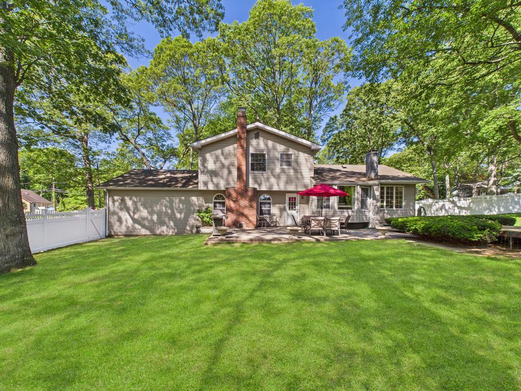 329 Ridgefield Road, Hauppauge, New York image 33