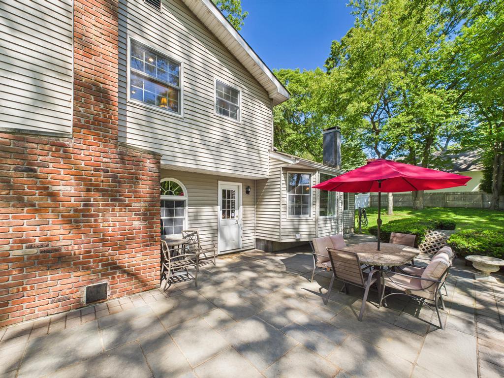 329 Ridgefield Road, Hauppauge, New York image 32