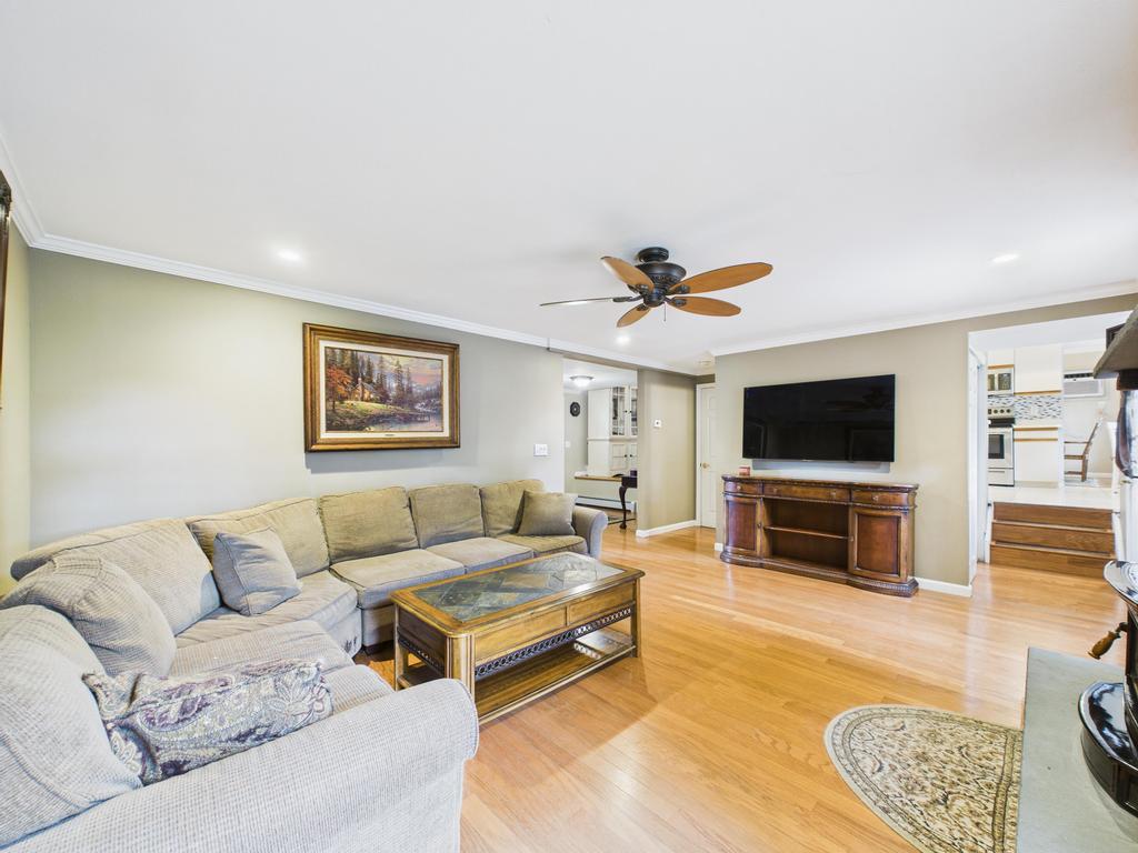329 Ridgefield Road, Hauppauge, New York image 17