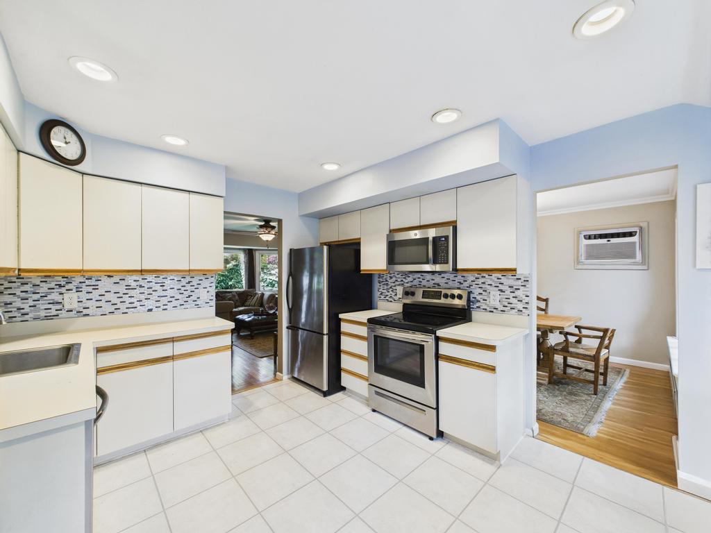 329 Ridgefield Road, Hauppauge, New York image 12