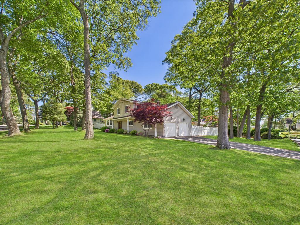 329 Ridgefield Road, Hauppauge, New York image 2