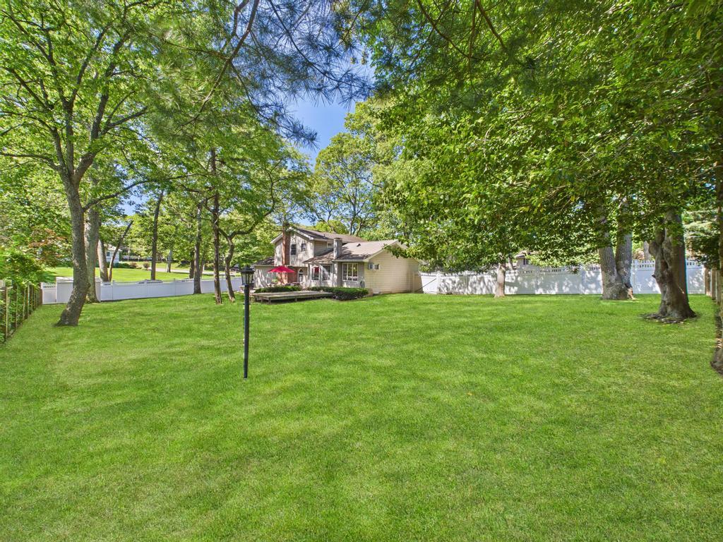 329 Ridgefield Road, Hauppauge, New York image 34