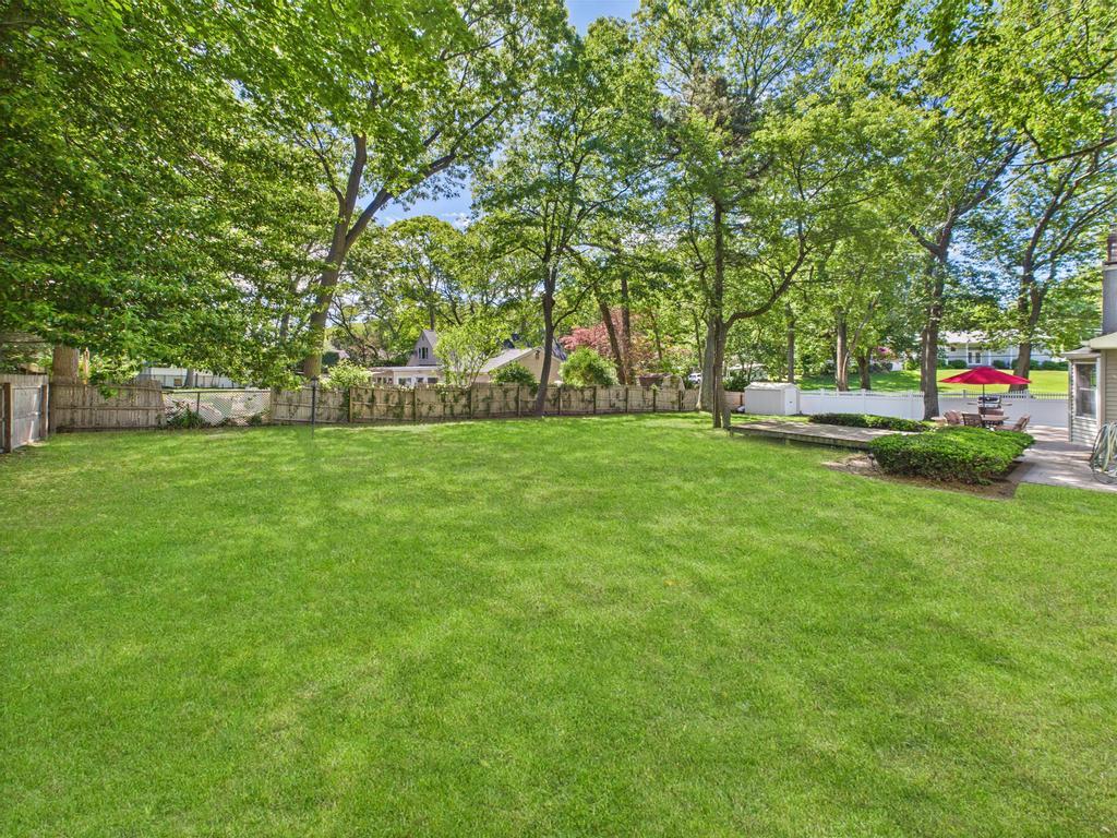 329 Ridgefield Road, Hauppauge, New York image 37
