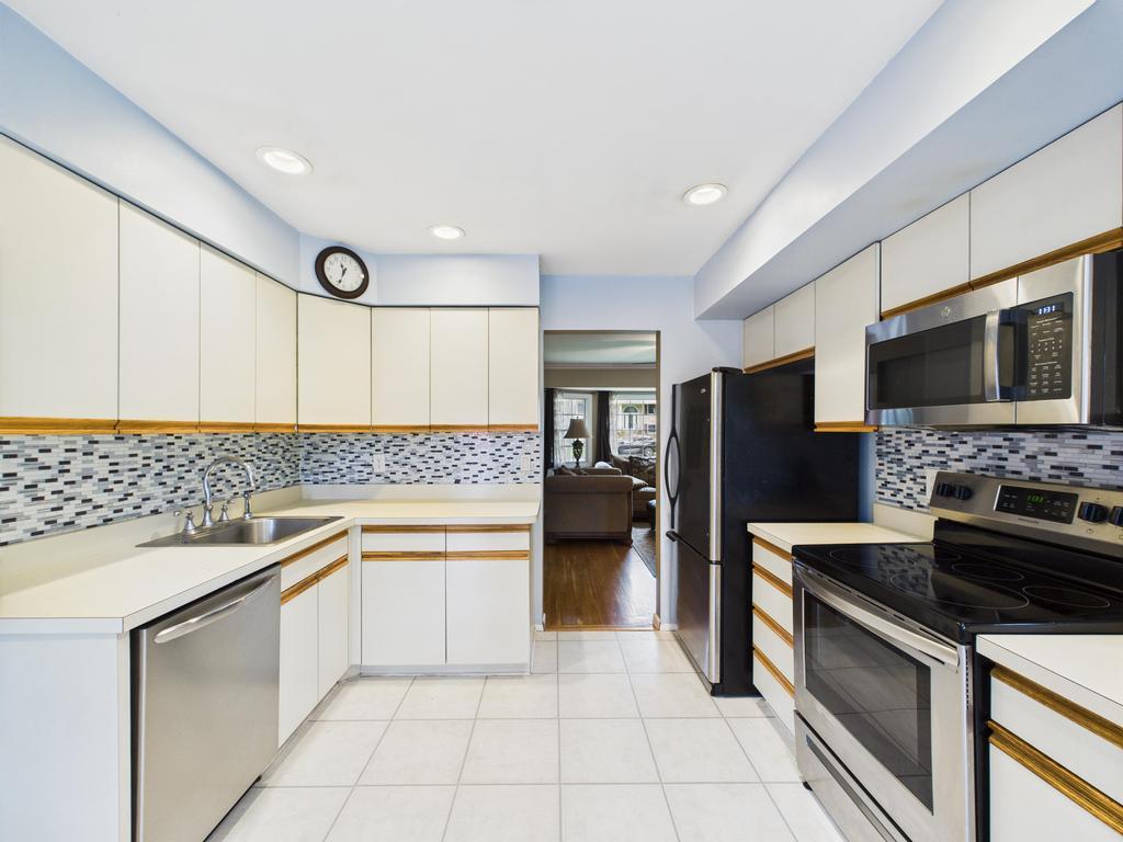 329 Ridgefield Road, Hauppauge, New York image 9