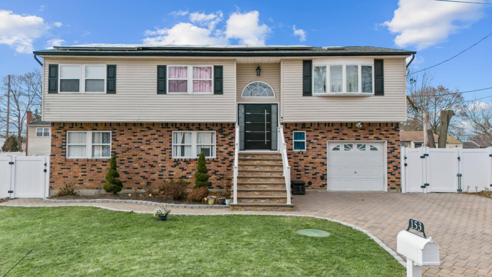 153 N Arizona Road, West Babylon, New York image 1