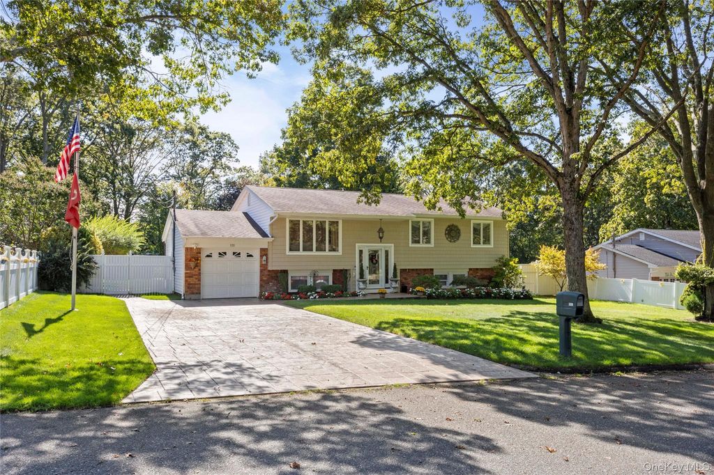 Photo of 328 Joan Street, Ronkonkoma, NY 11779 (MLS # 922320)