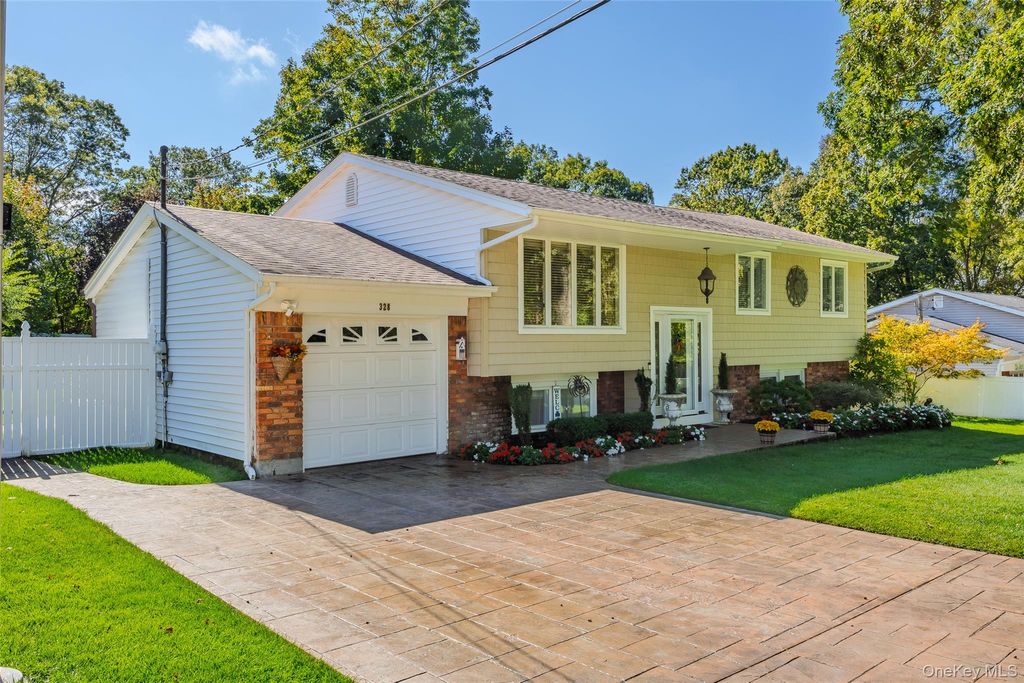 Photo of 328 Joan Street, Ronkonkoma, NY 11779 (MLS # 922320)
