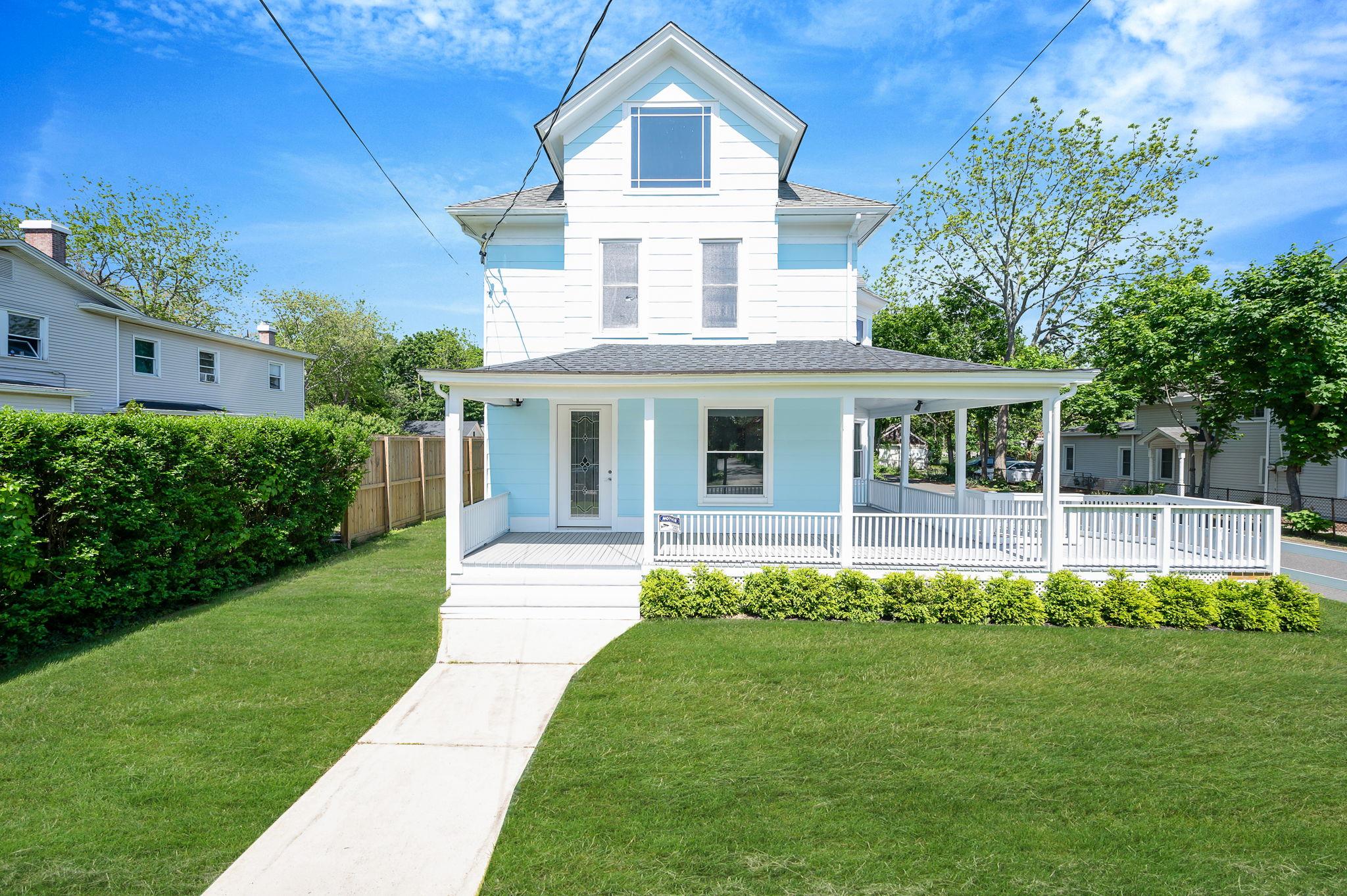 Griffing Avenue, Riverhead, Hamptons, NY - 3 Bedrooms  
2 Bathrooms - 