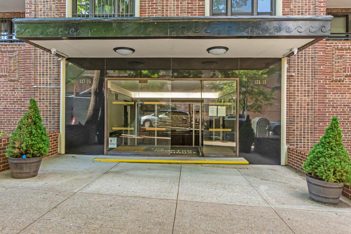 82nd Road 4H, Kew Gardens, Queens, NY - 3 Bedrooms  
1 Bathrooms  
6 Rooms - 