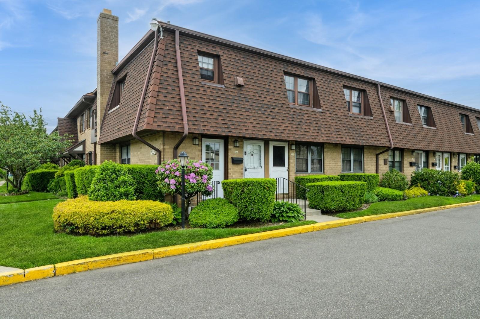 240 Mariners Way, Copiague, New York image 1