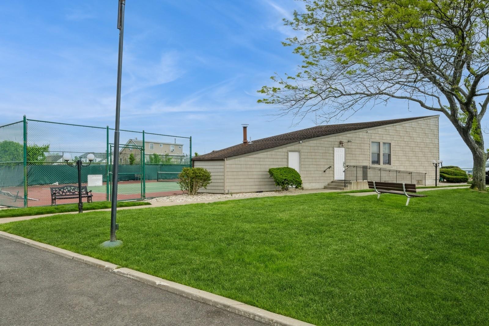 240 Mariners Way, Copiague, New York image 17