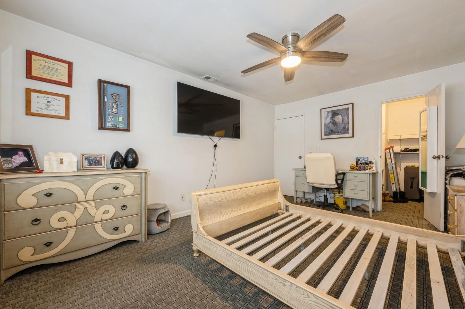 240 Mariners Way, Copiague, New York image 10