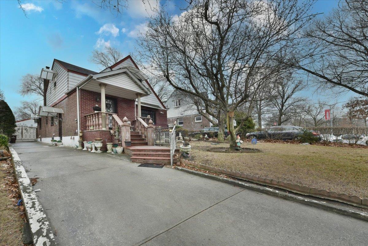 Rental Property at Kildare Road 2, Jamaica Estates, Queens, NY - Bedrooms: 1 
Bathrooms: 1 
Rooms: 3  - $2,999 MO.