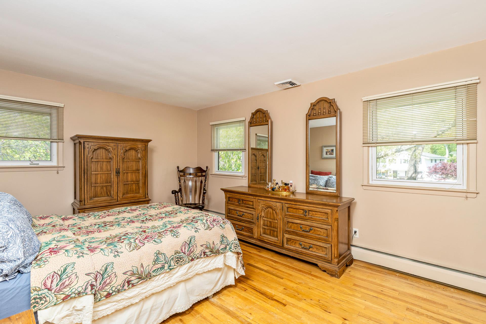 284 Bow Drive, Hauppauge, New York image 13