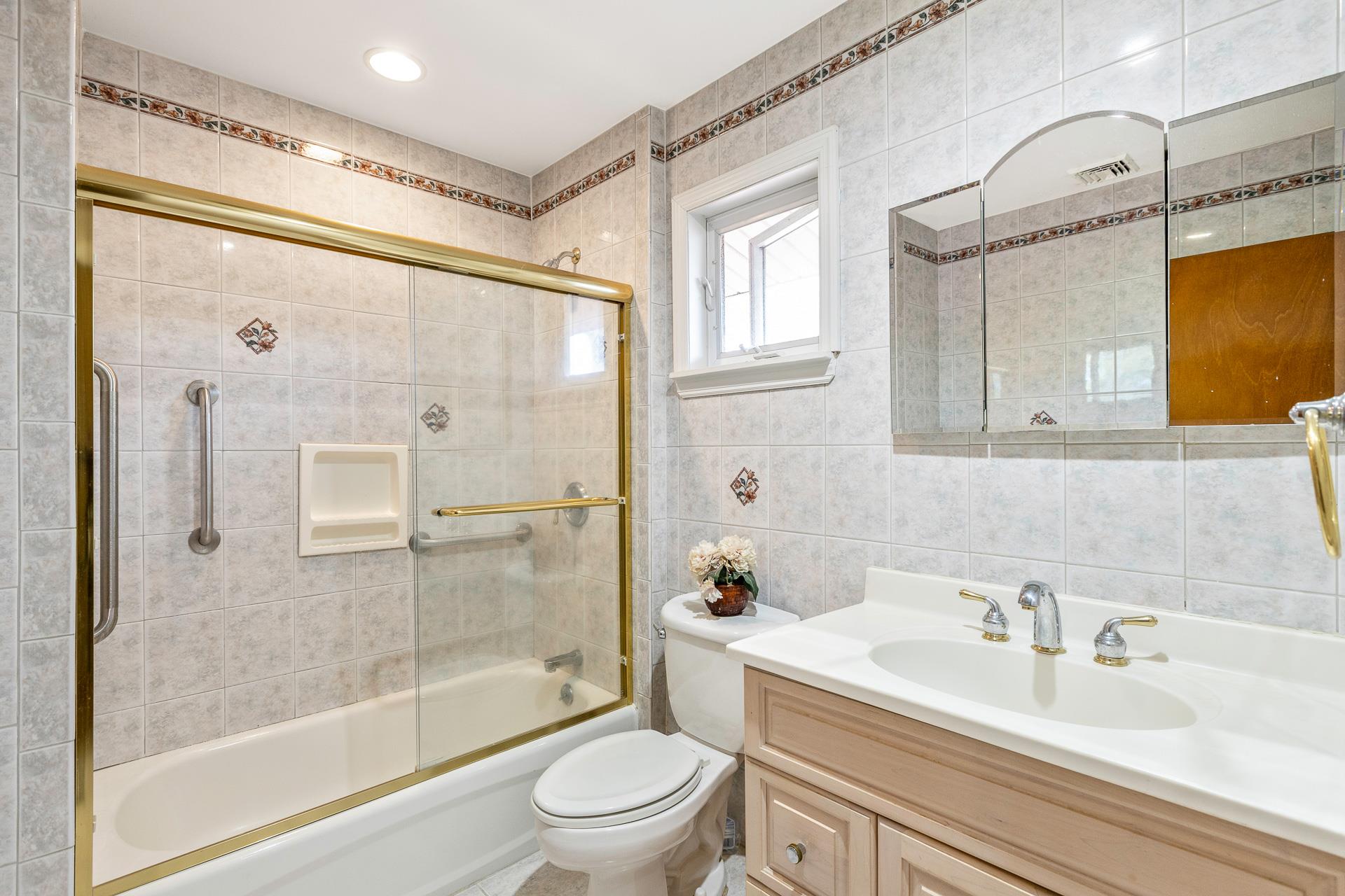 284 Bow Drive, Hauppauge, New York image 16