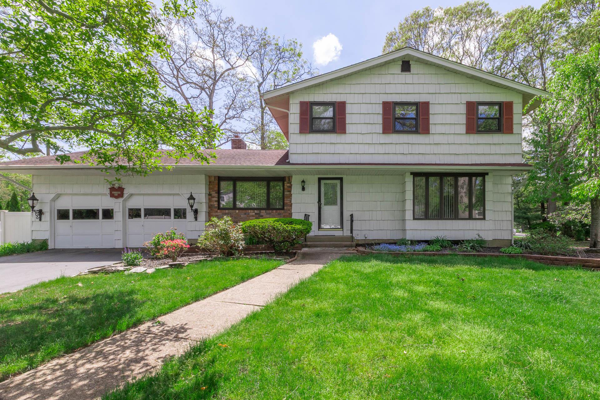 284 Bow Drive, Hauppauge, New York image 1