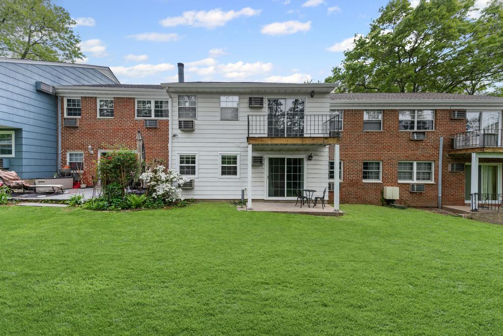 804 Towne House Village, Hauppauge, New York image 5