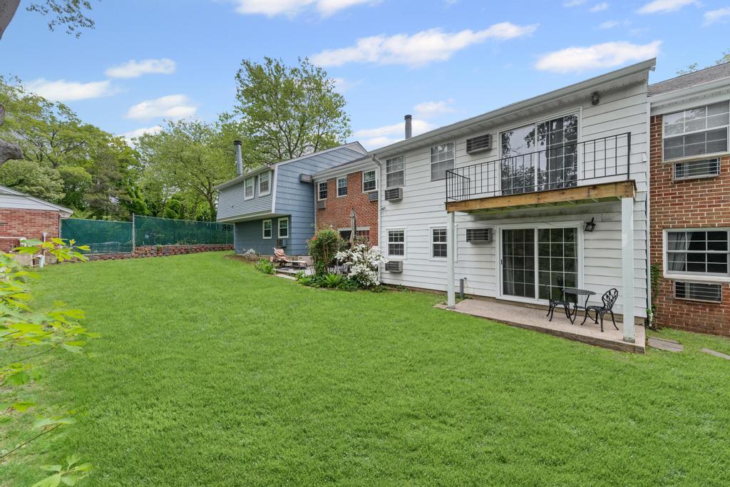804 Towne House Village, Hauppauge, New York image 4