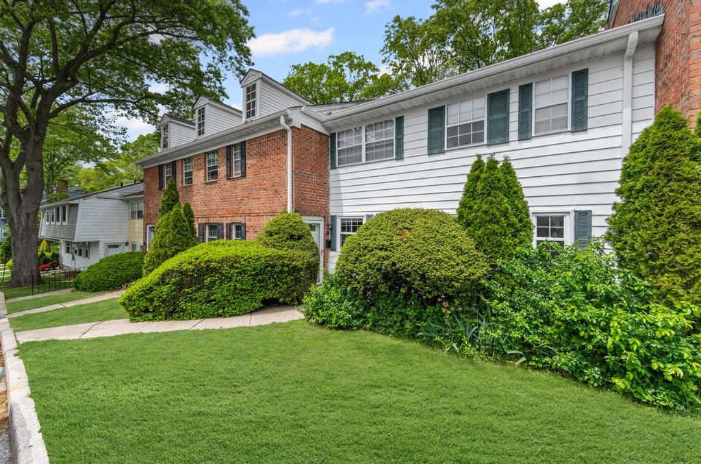 804 Towne House Village, Hauppauge, New York image 2