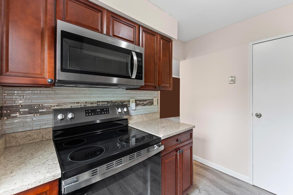 804 Towne House Village, Hauppauge, New York image 8
