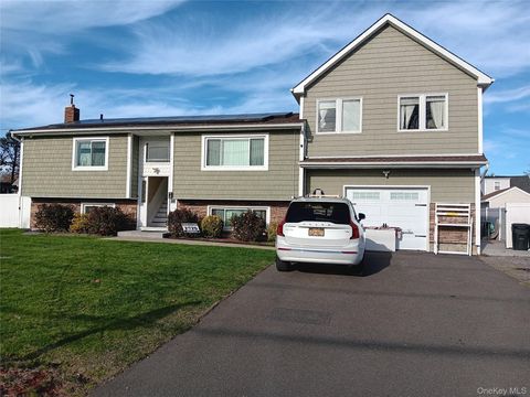 Photo of 31 Essex Street, West Babylon, NY 11704 (MLS # 939262)