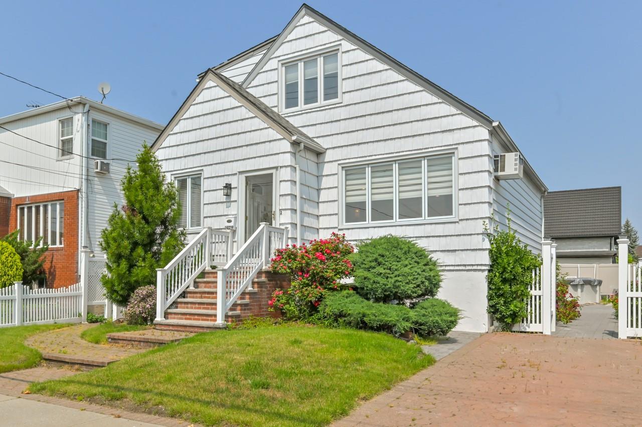 Property for Sale at 95th Street, Howard Beach, Queens, NY - Bedrooms: 4 
Bathrooms: 2 
Rooms: 8  - $899,000