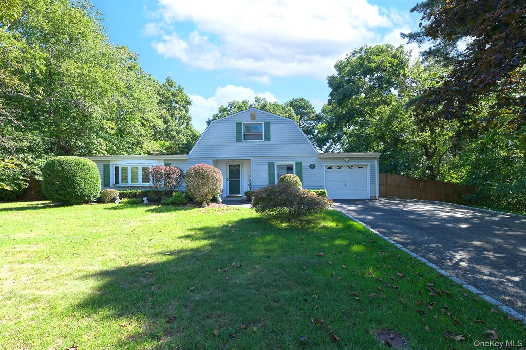 Photo of 11 Crooked Pine Drive, Medford, NY 11763 (MLS # 1051827)