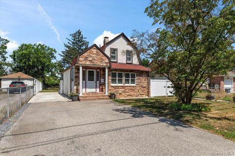 Photo of 33 Prospect Avenue, Lynbrook, NY 11563 (MLS # 916170)