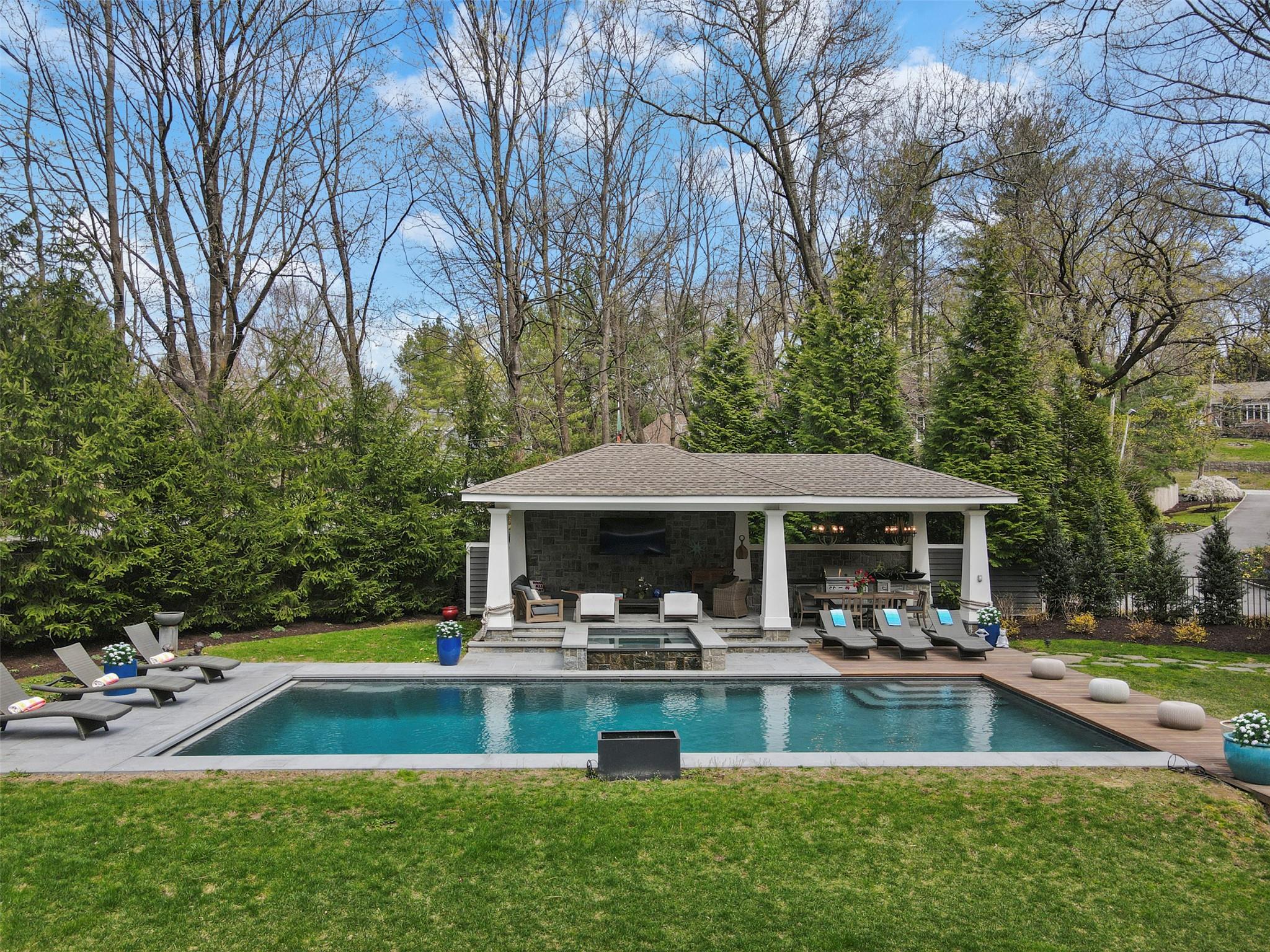Lincoln Avenue, Rye Brook, New York - 6 Bedrooms  
5 Bathrooms  
15 Rooms - 