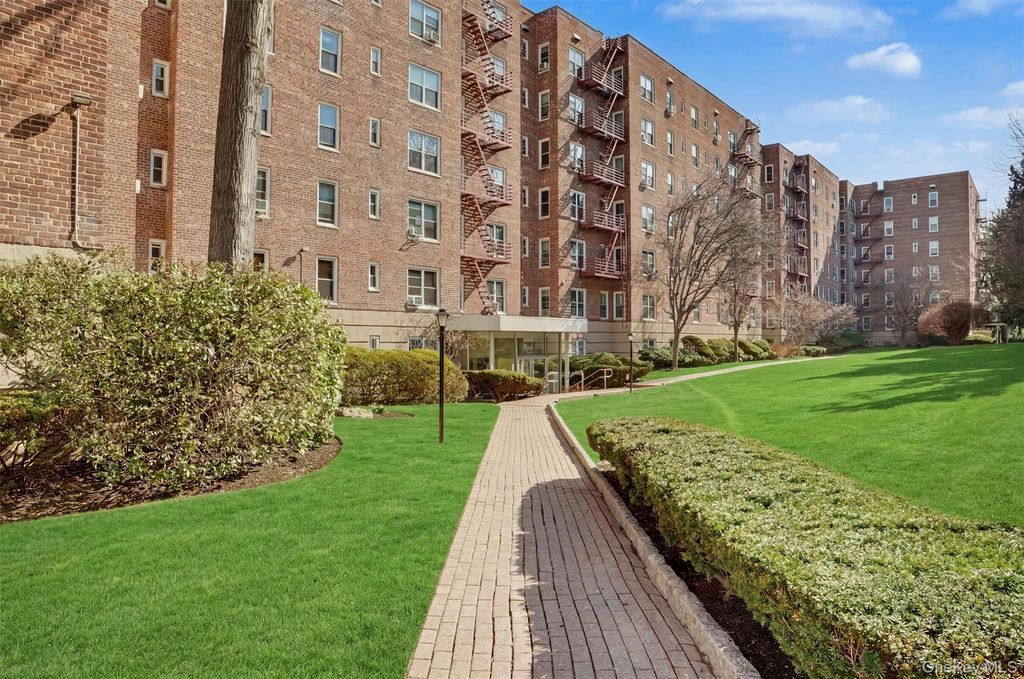 Photo of 1300 Midland Avenue #C67, Yonkers, NY 10704 (MLS # 969864)