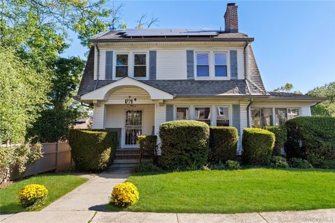Photo of 77 Hillside Avenue, New Rochelle, NY 10801 (MLS # 905641)