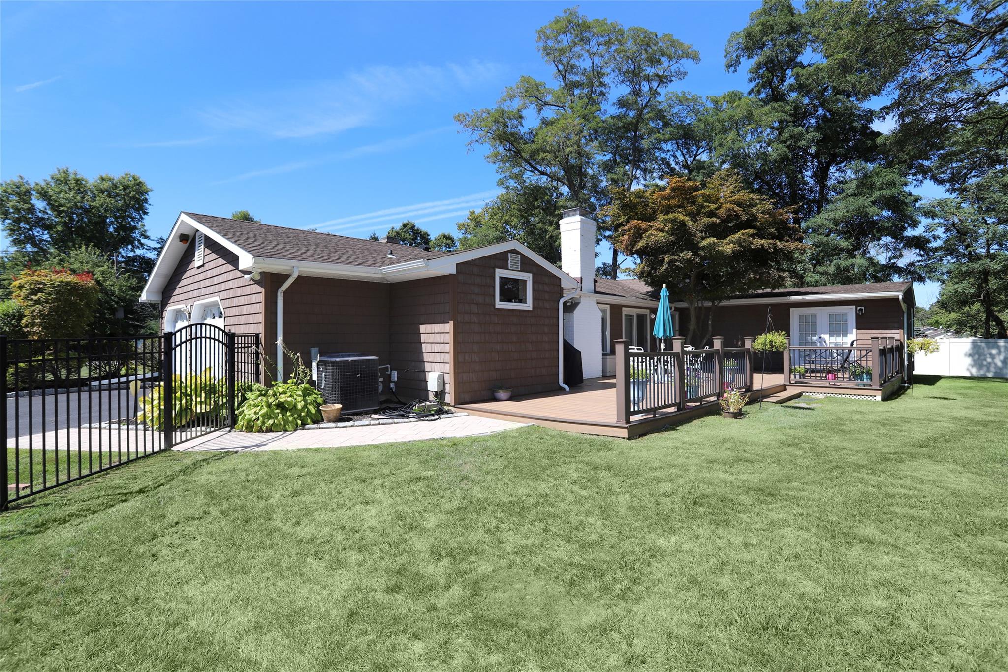 122 Burrs Lane, Dix Hills, New York image 22