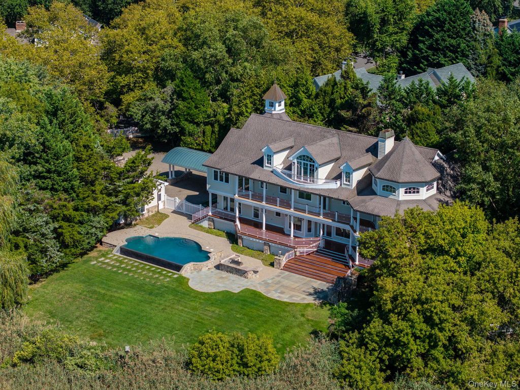 Photo of 29 Gaul Road S, East Setauket, NY 11733 (MLS # 985884)