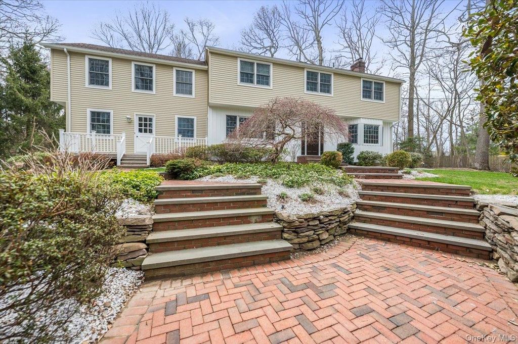 Photo of 4 Springwood Path, Syosset, NY 11791 (MLS # 984684)